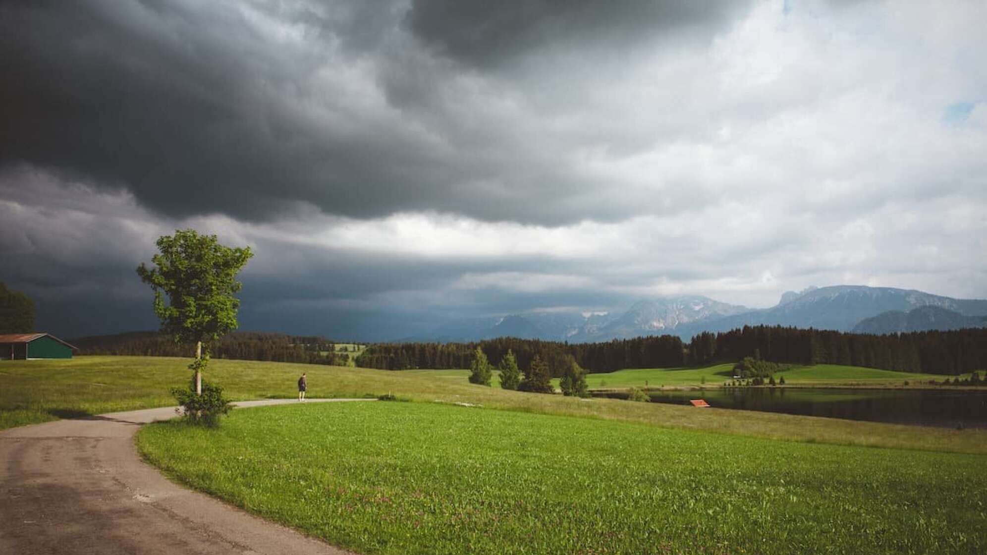Gewitterwolken über bayerischer Landschaft