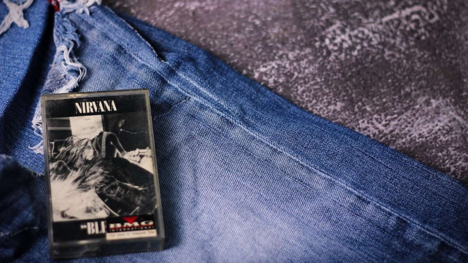 Zerrissene Jeans mit Nirvana Kassette