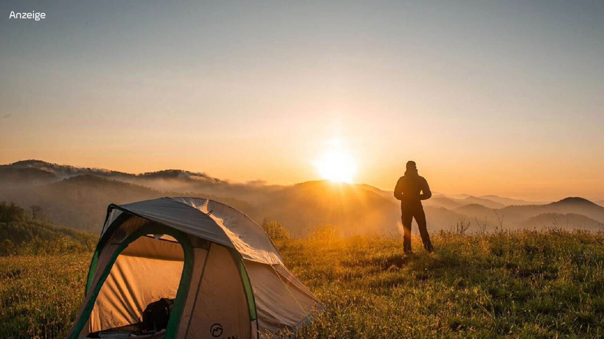 Ein Mann und ein Zelt bei Sonnenaufgang