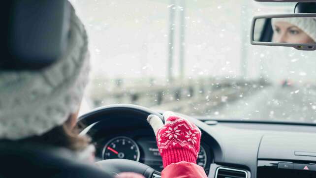 Kälte: Warum dicke Winterjacken beim Autofahren gefährlich sind