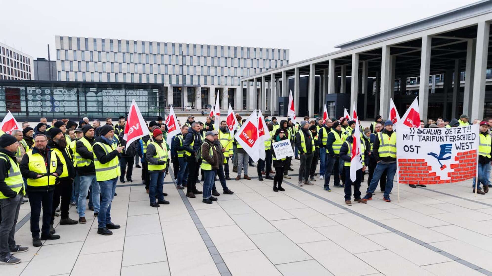 Gewerkschaften planen Streiks bei Bahn und Lufthansa