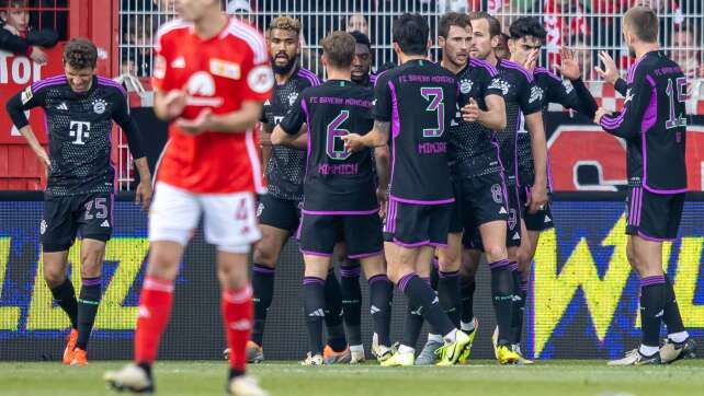 FC Bayern dominiert in Berlin - Darmstadt vertagt Abstieg