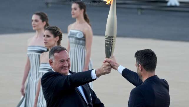 Griechen übergeben olympisches Feuer an Paris