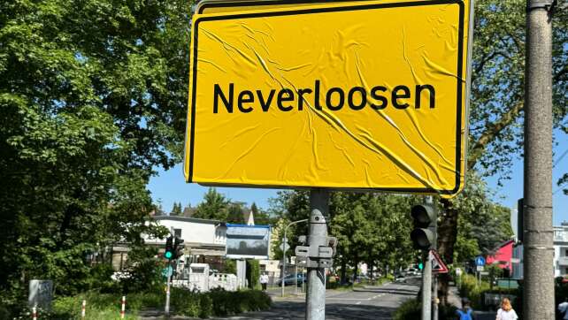 «Neverloosen»: Ortschild von Leverkusen überklebt