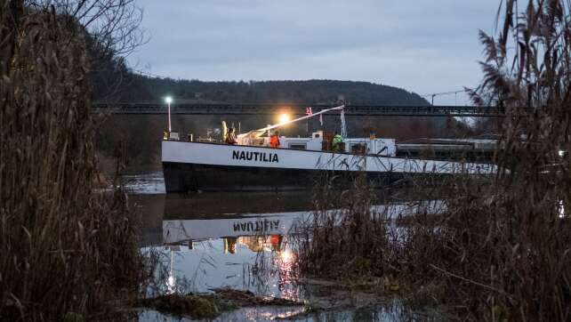 Erfolgreiche Bergung: Güterschiff Nautilia im Main bei Karlstadt freigeschleppt