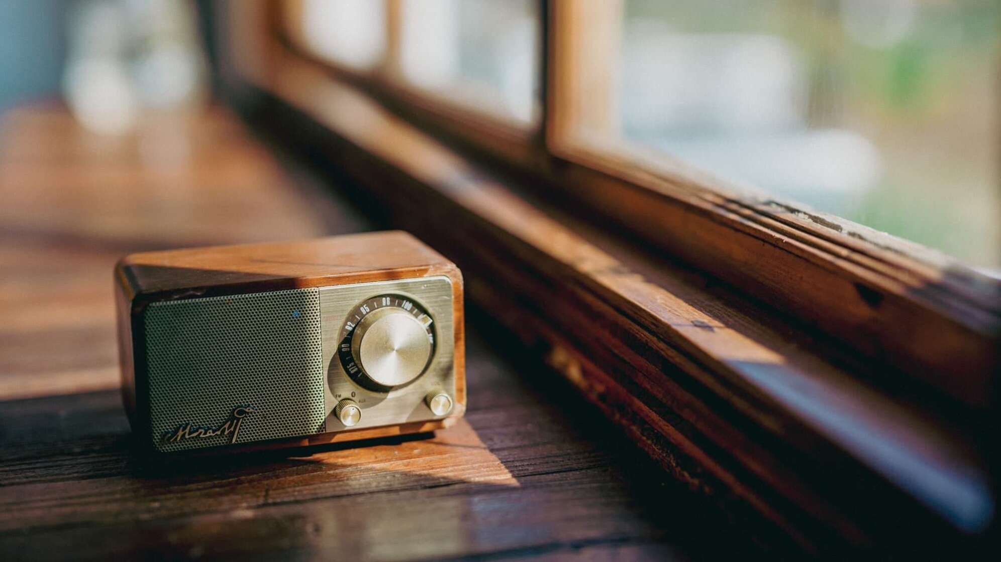 Radio vor Fenster