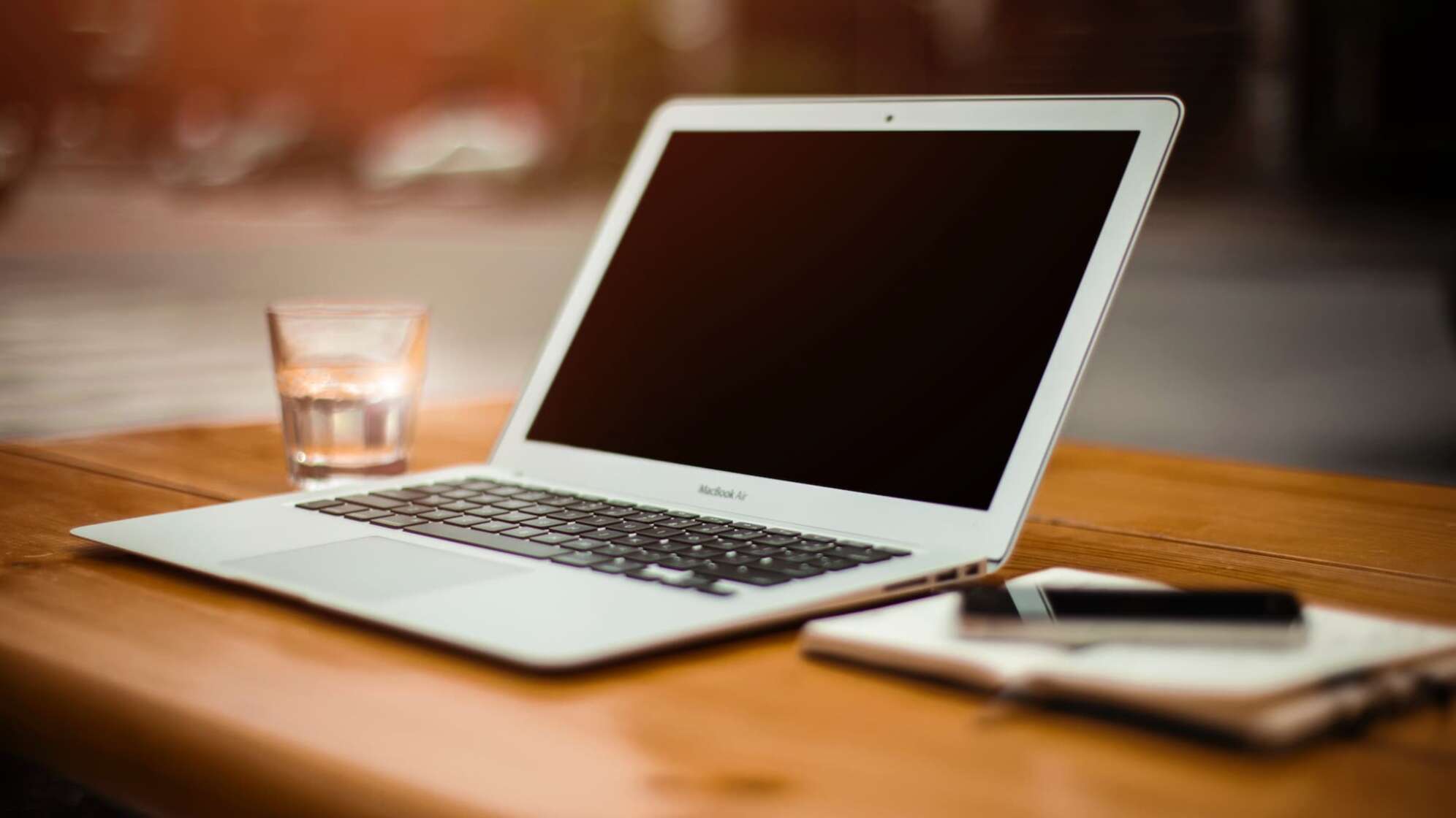 Laptop und Smartphone auf Holztisch
