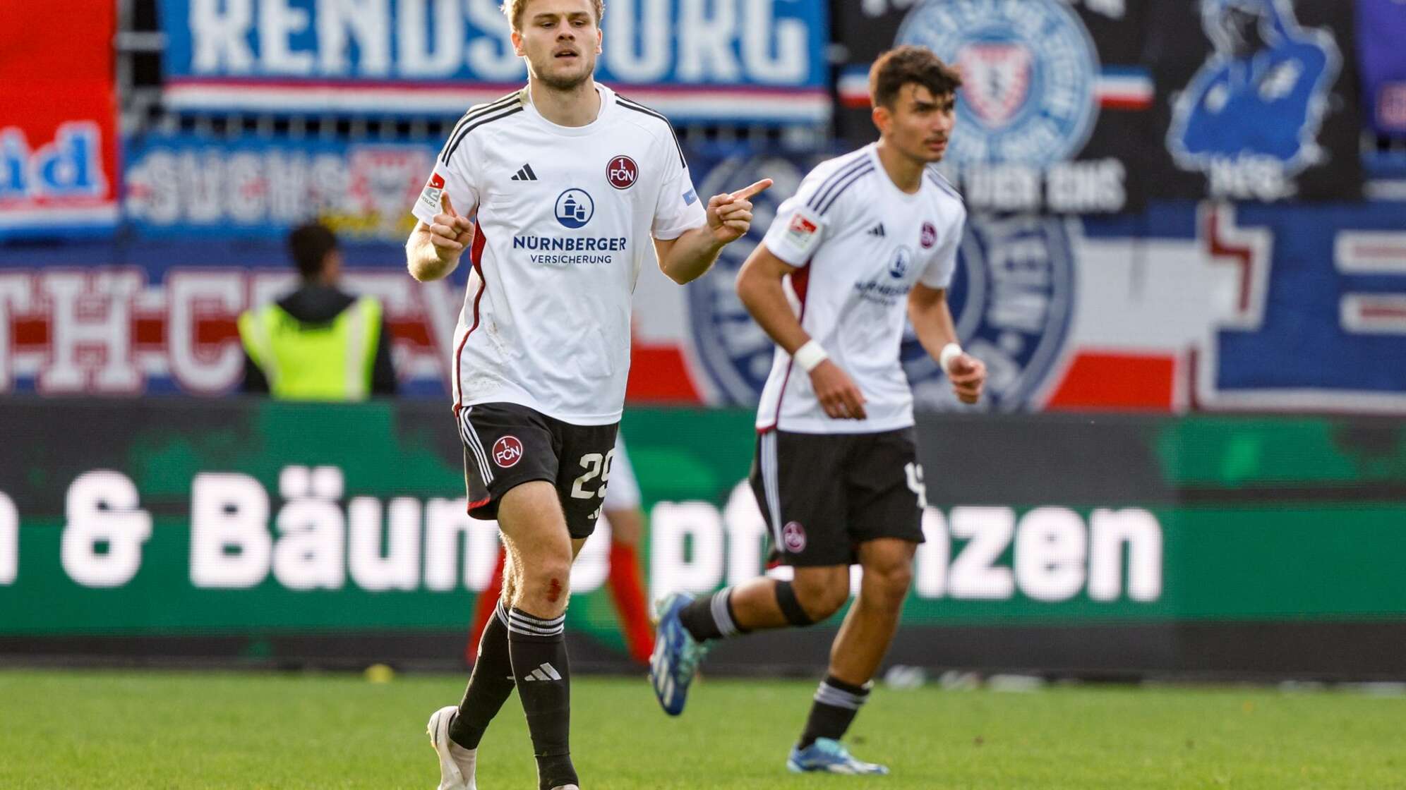 Tim Handwerker (l)