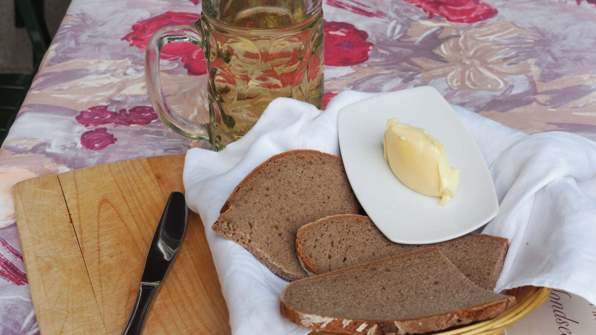Brot, Butter und Bier stehen auf einem Tisch