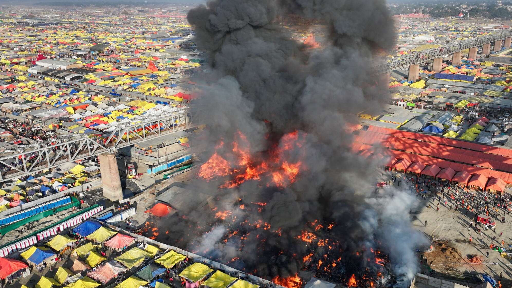 Feuer beim Maha Kumbh Festival
