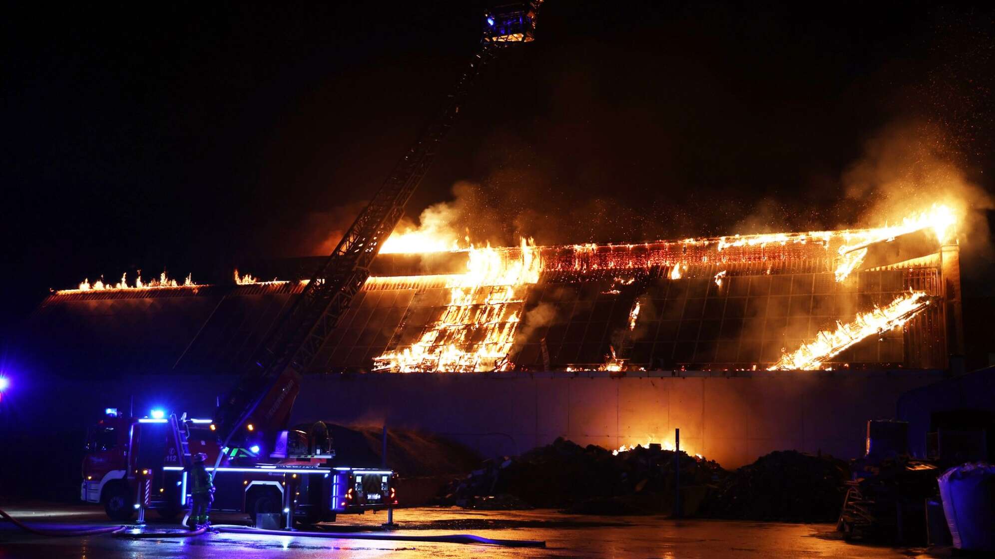 Brand einer Recyclinghalle in Elsenfeld