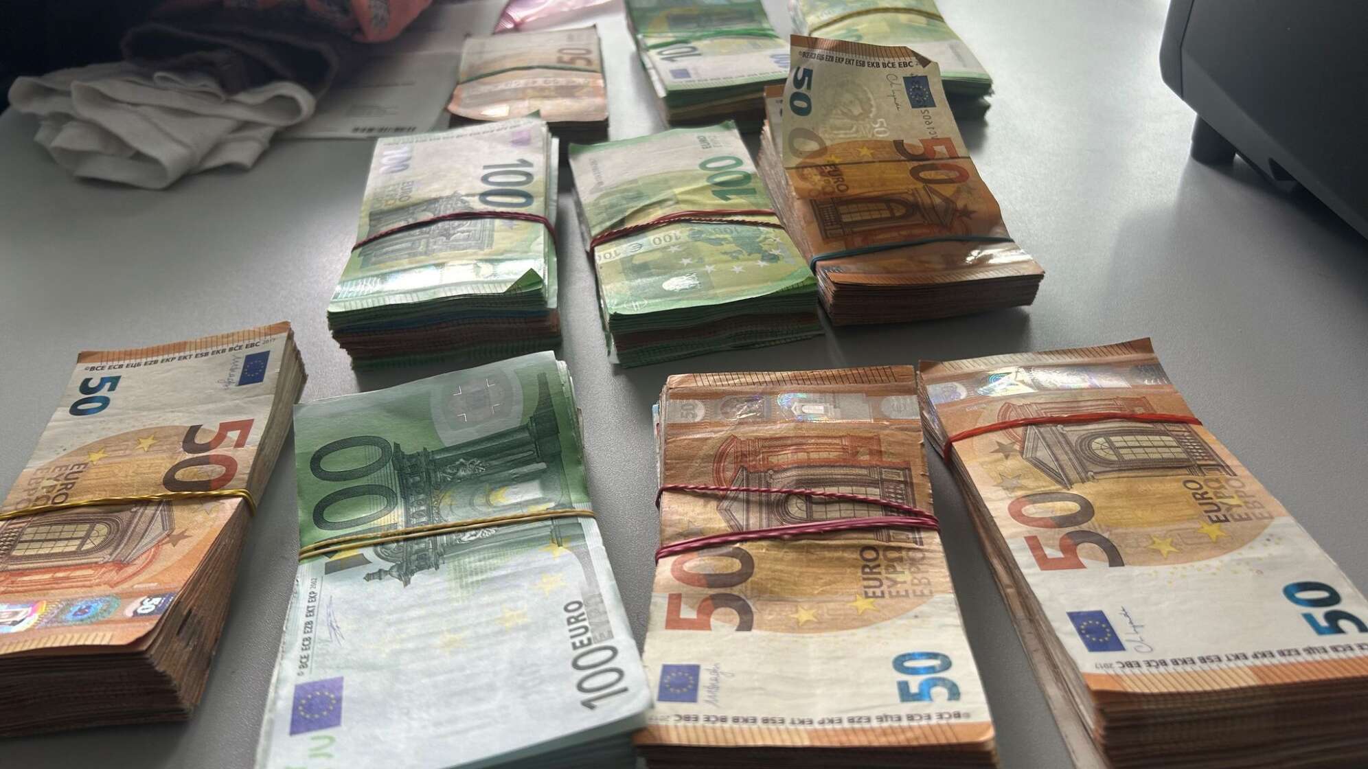Polizei stellt rund 100.000 Euro in bar sicher