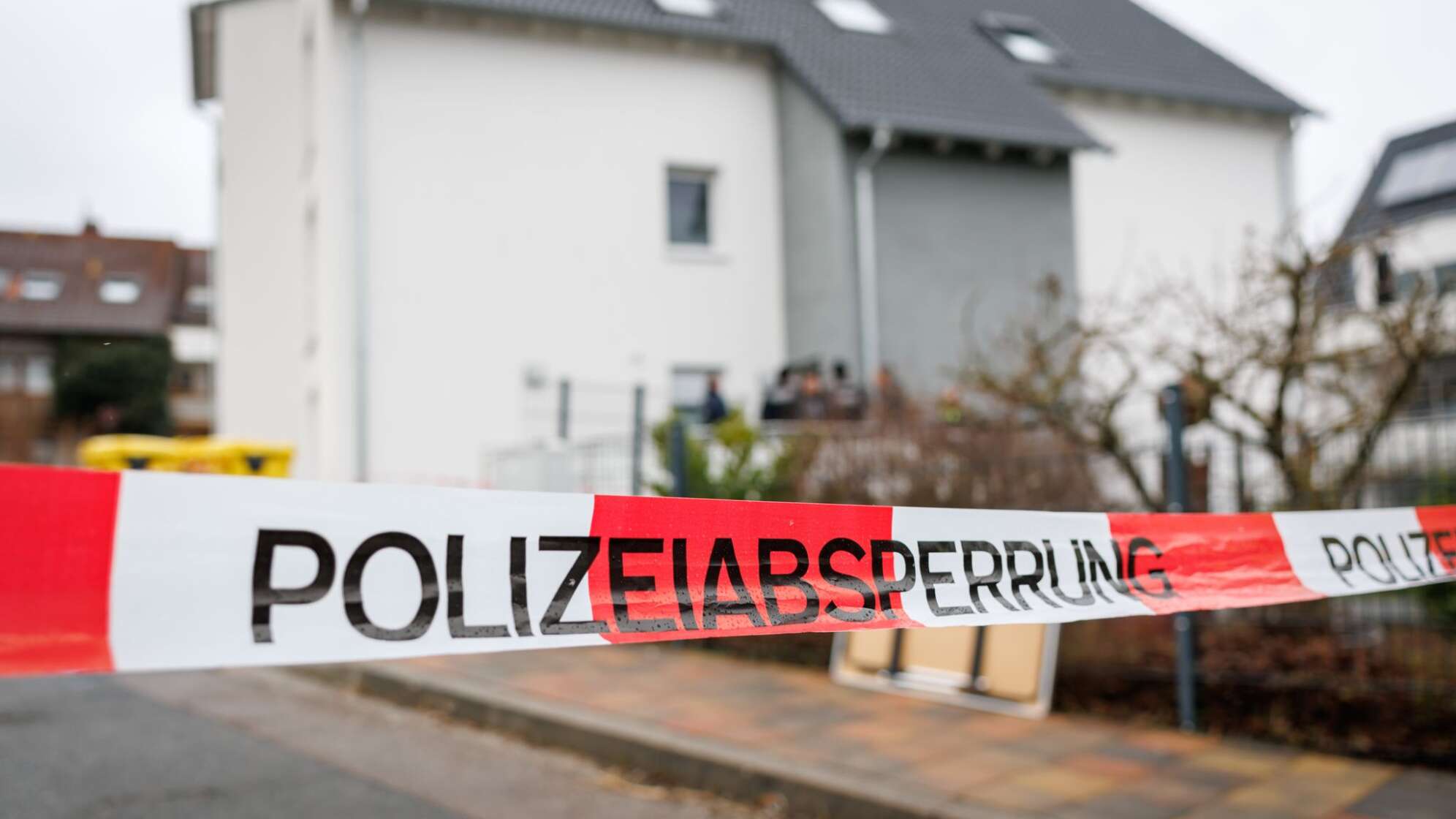 Mann niedergestochen - Polizei sucht nach Verdächtigem