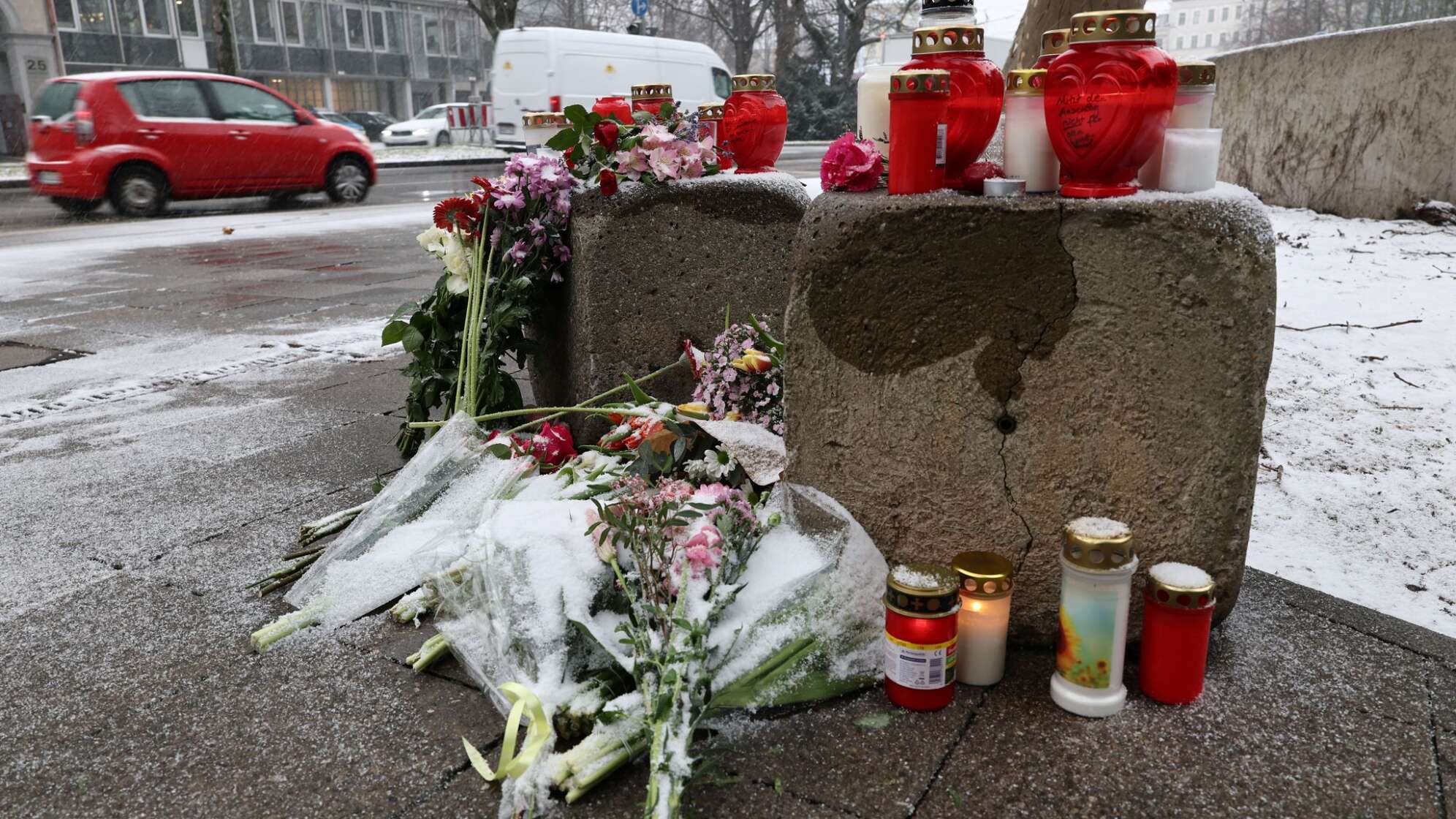 Auto in München in Menschengruppe gefahren