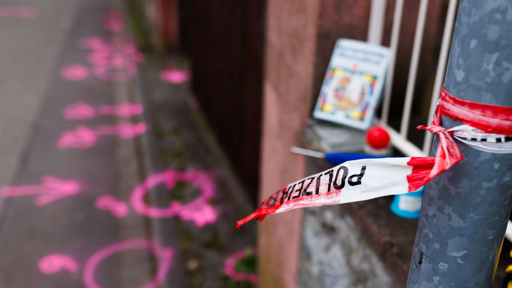 Mann bedroht Frau und Kind mit Waffe