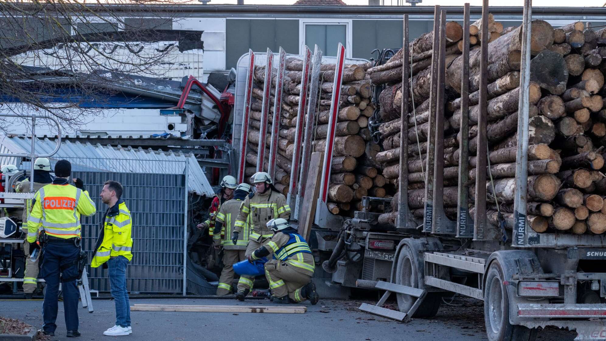 Holzlaster fährt in Haus - medizinischer Notfall