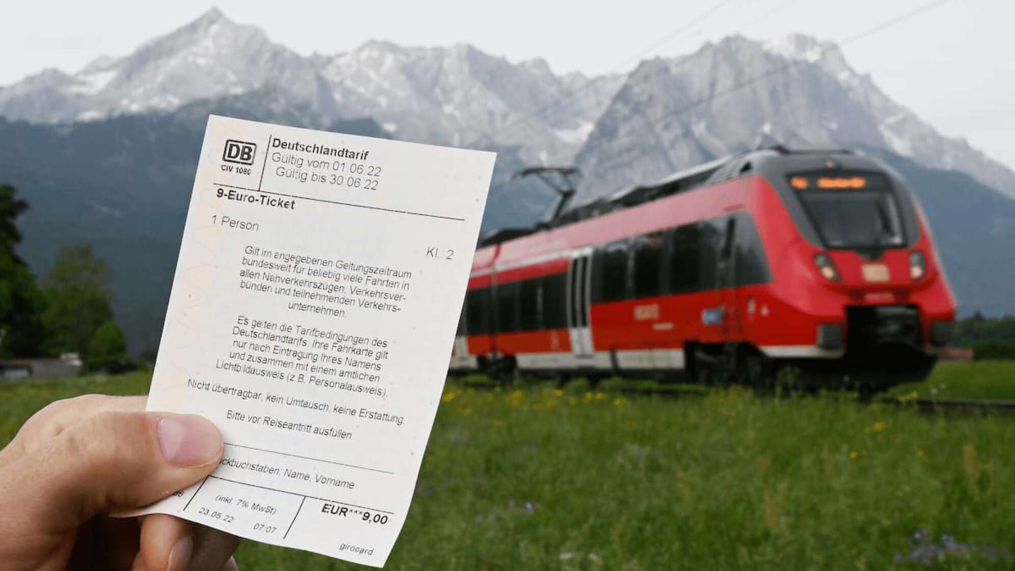 9 EUR Ticket und Deutsche Bahn vor Bergpanorama