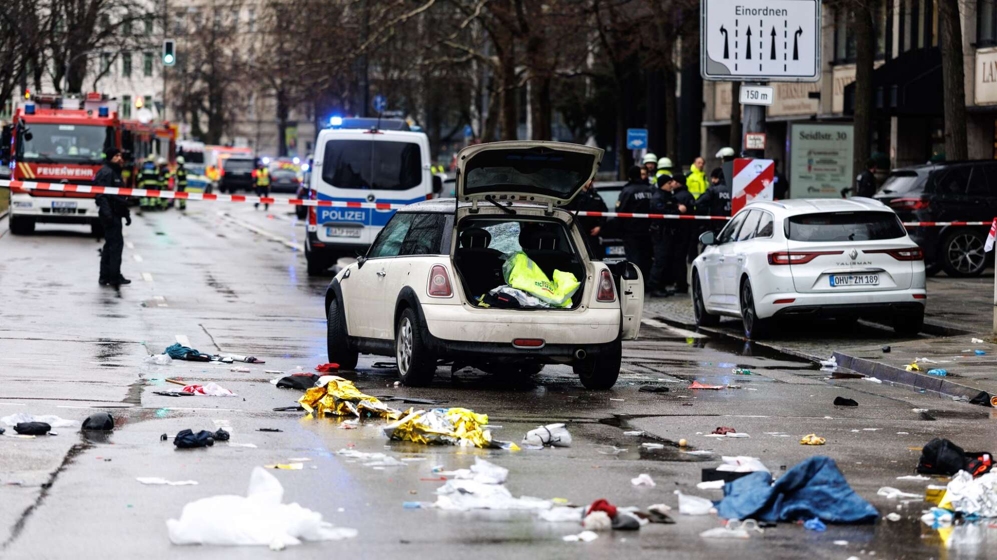Auto in München in Menschengruppe gefahren