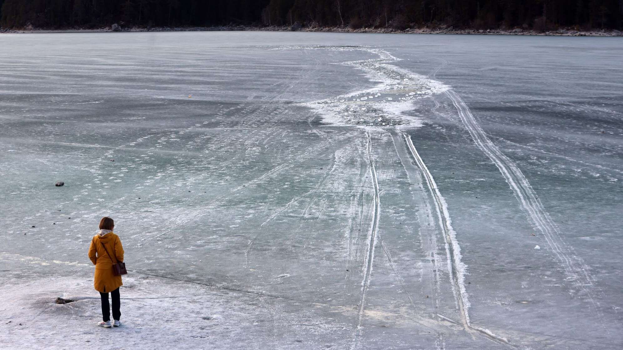 Mehrere Menschen auf zugefrorenem Eibsee eingebrochen