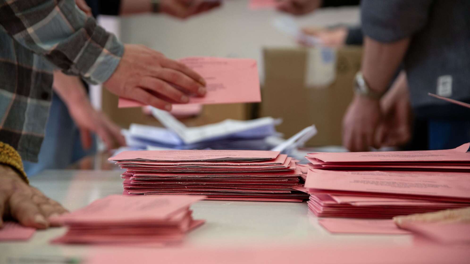 Bundestagswahl - Auszählung Briefwahlstimmen in Bayern