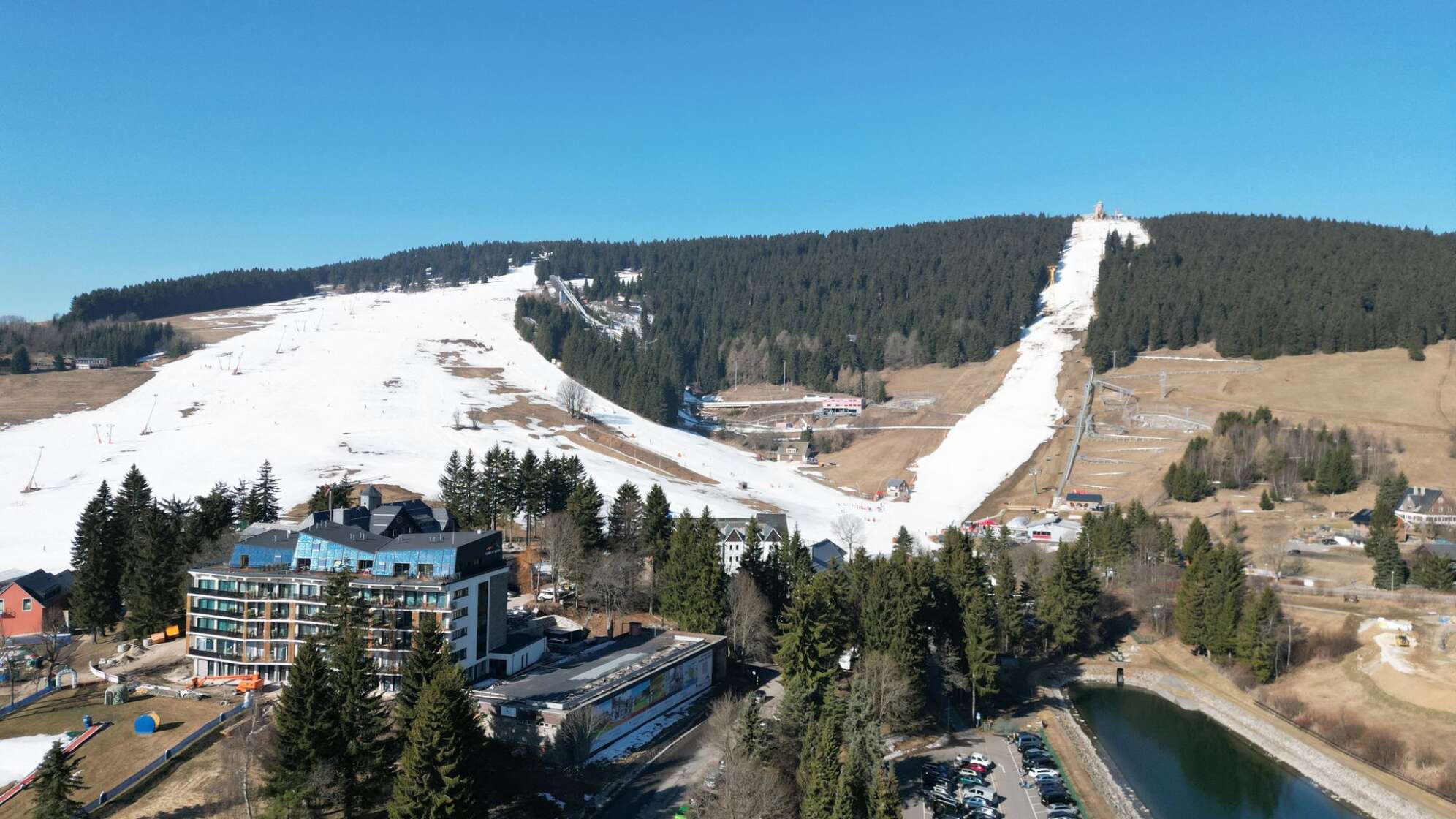 Skifahren bei Frühlingstemperaturen