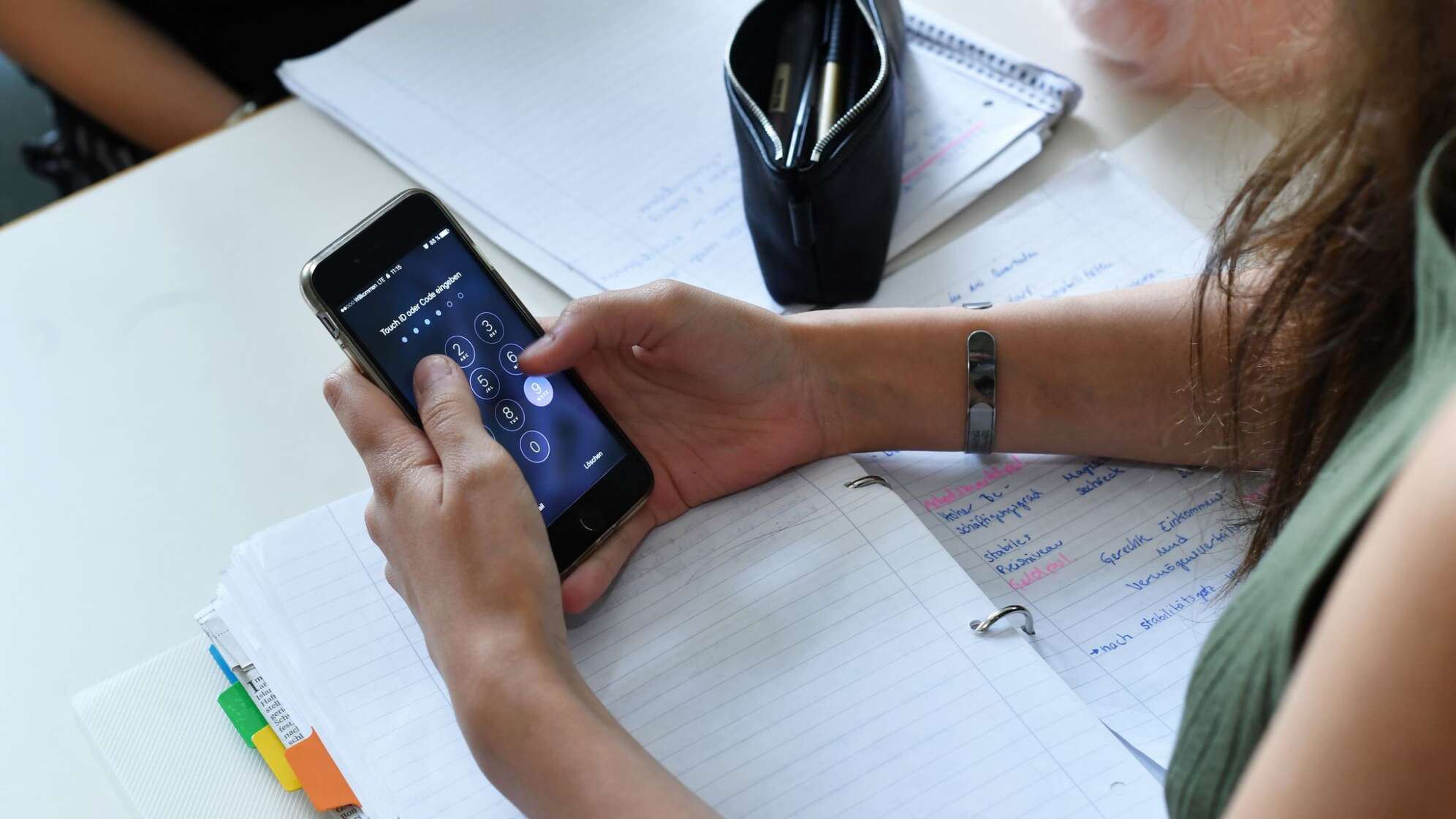 Eine Schülerin am Smartphone
