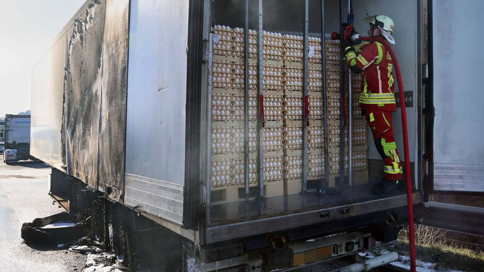 Lastwagen mit Eiern gerät auf Autobahn 3 in Brand