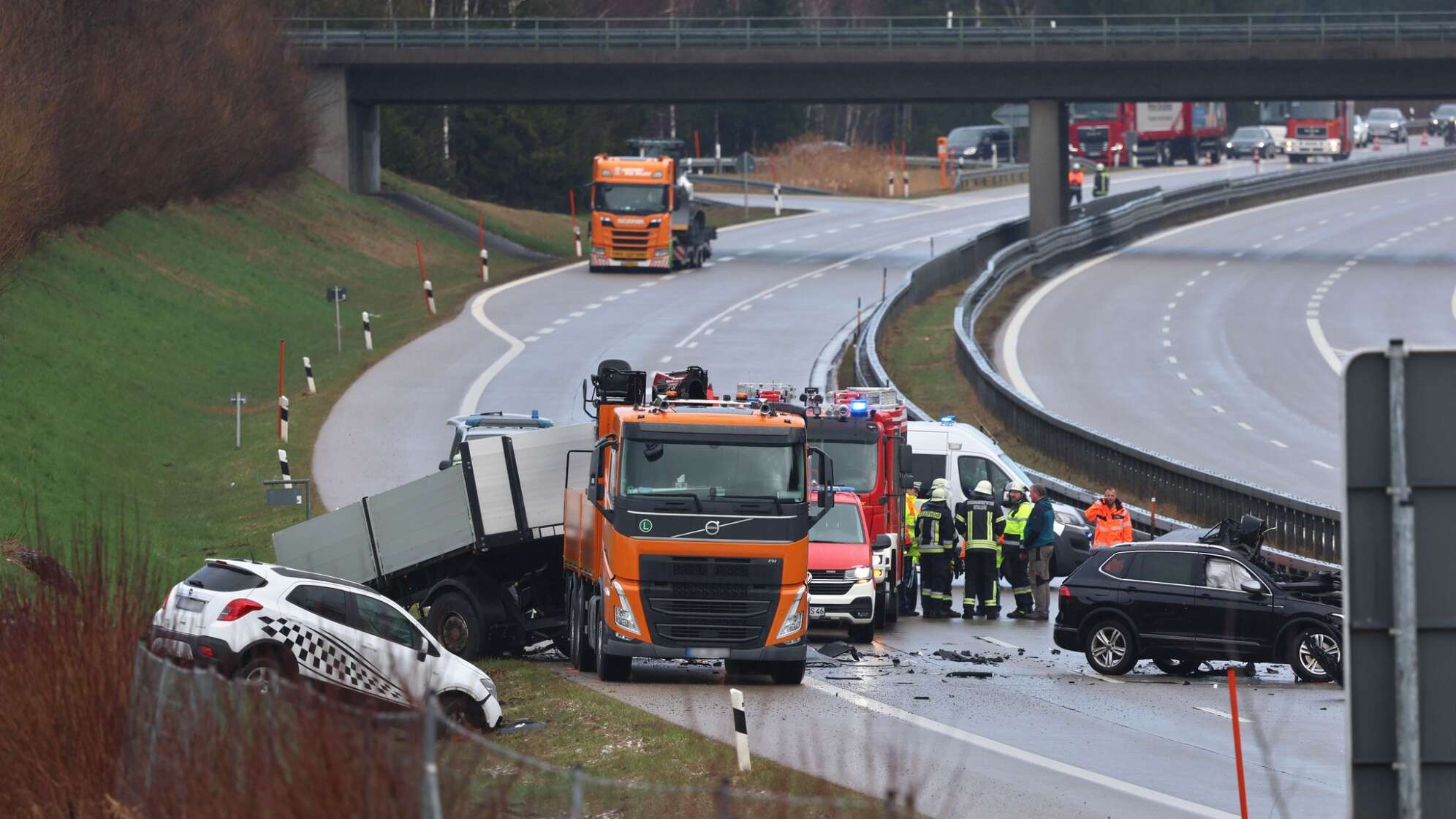 Unfall mit mehreren Autos und Lastwagen auf A7