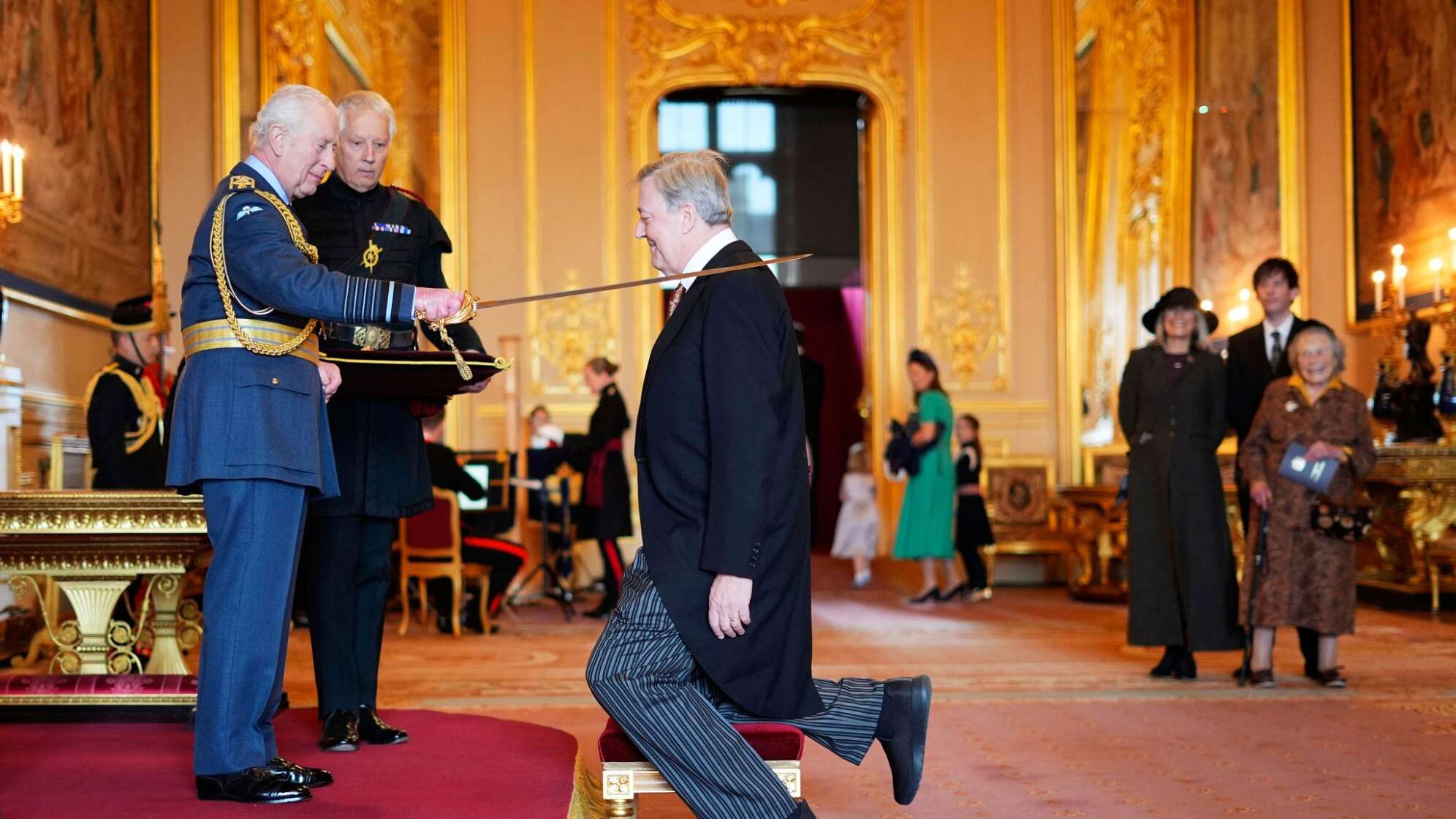 Stephen Fry  zum Ritter geschlagen