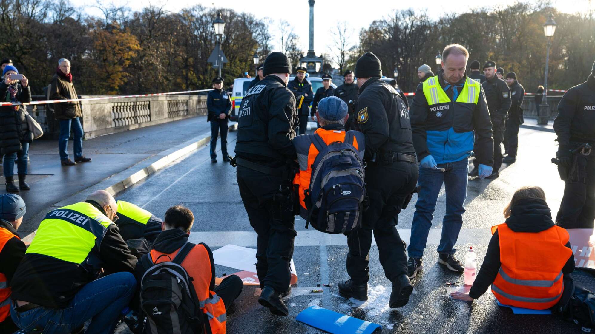 Klimaaktivisten blockieren Straße in München