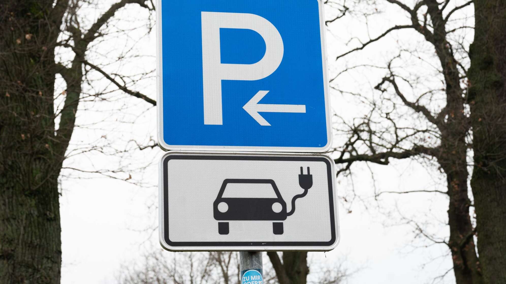 Elektroautos dürfen in Bayern kostenlos parken