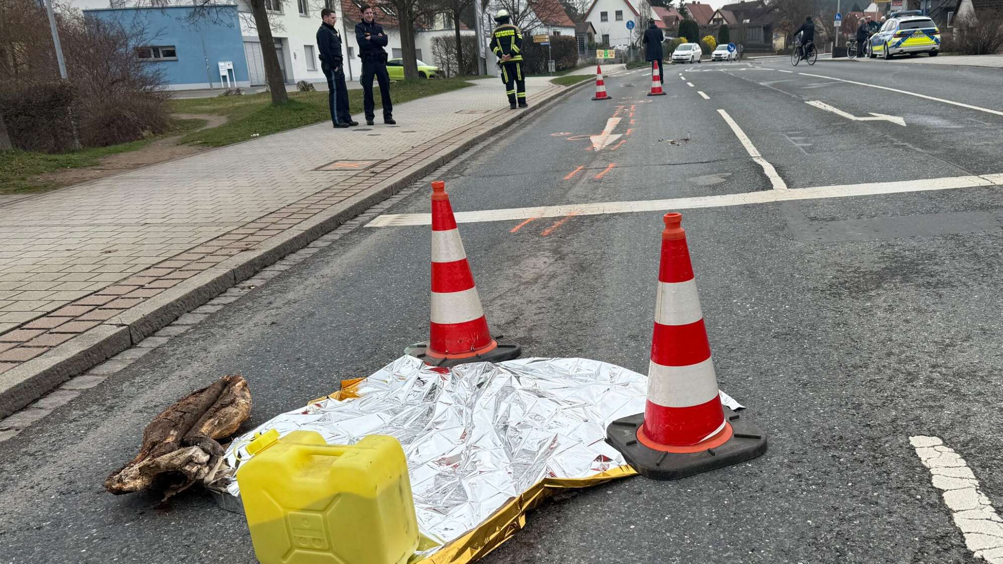 Seniorin wird von LKW erfasst - Fahrer flüchtet