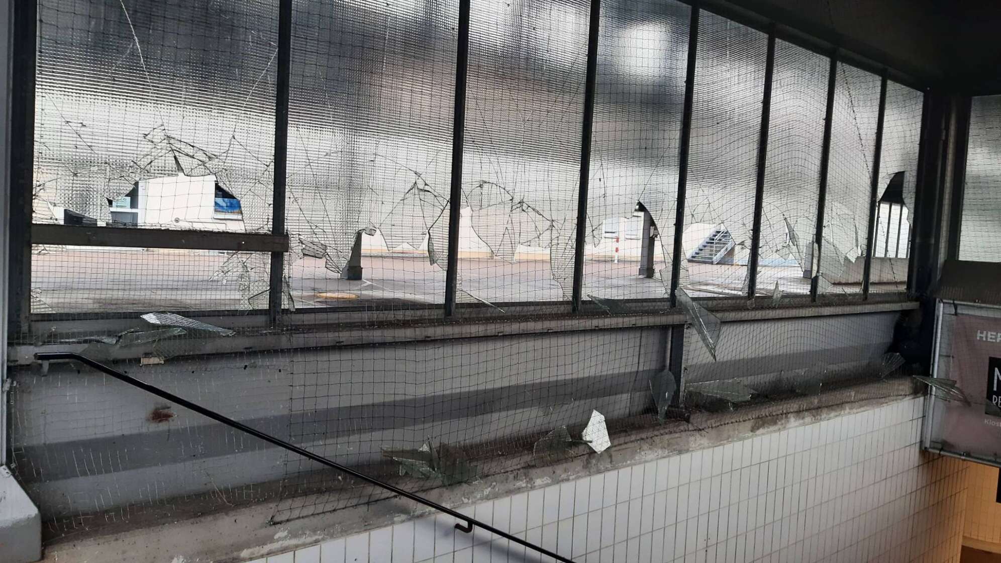 Mann zerstört Scheiben und lässt Geldbörse am Tatort