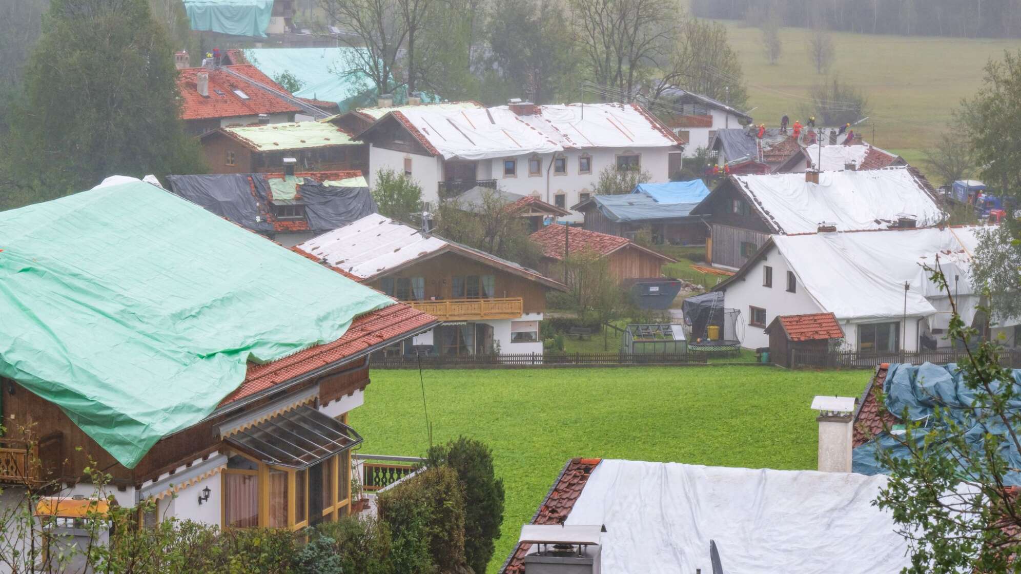 Dorf ohne Dächer - hoher Schaden für die Versicherungskammer