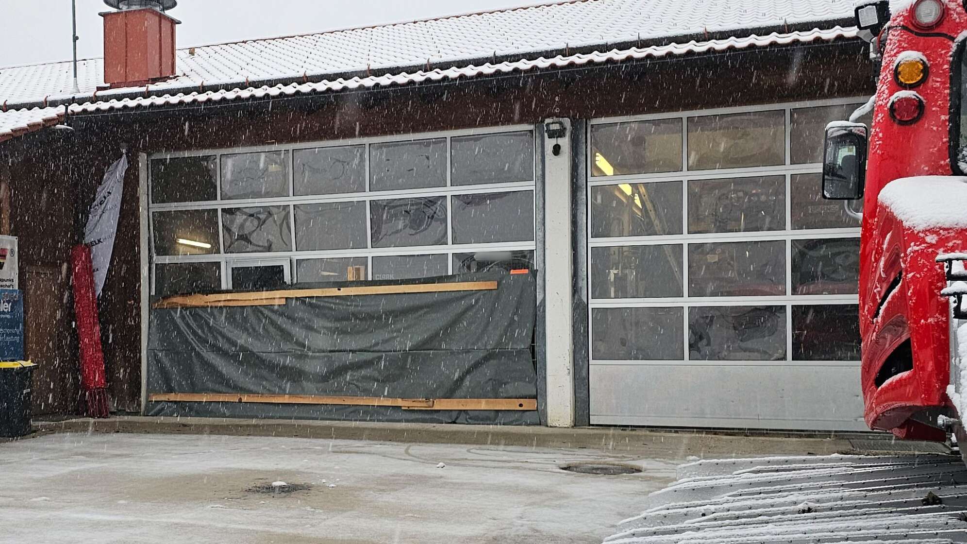 Verletzte bei Kindergeburtstag - Schneemobil fährt durch Rolltor