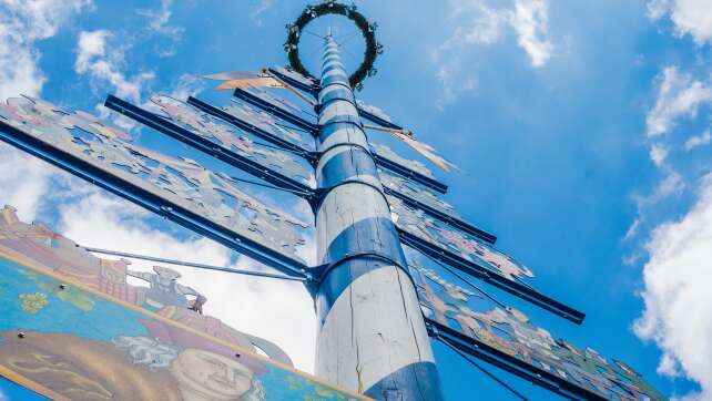 Tanz in den Mai und Maibaum - Alles wichtige zum Brauch