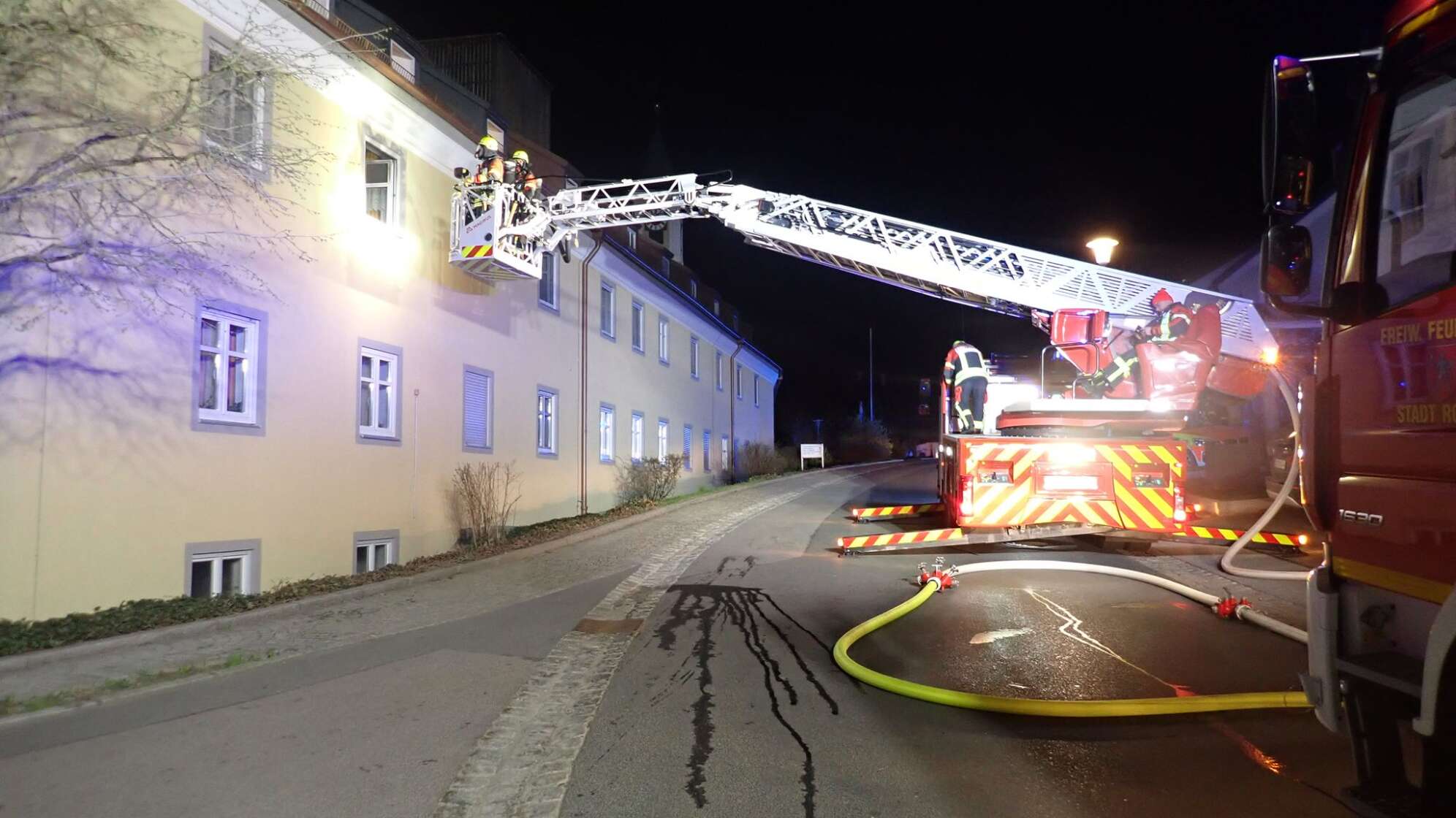 Mehrere Menschen bei Brand in Seniorenheim verletzt