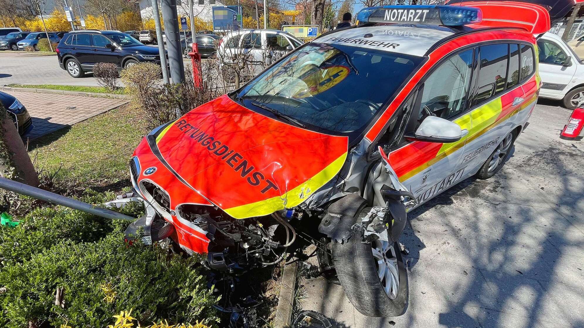 Mehrere Verletzte bei Unfall mit Notarztwagen