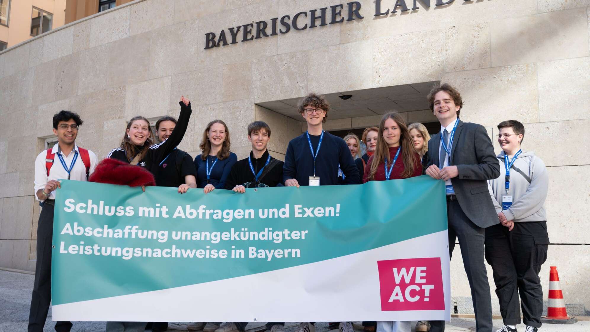 Übergabe von Unterschriften gegen Schul-Exen in Bayern