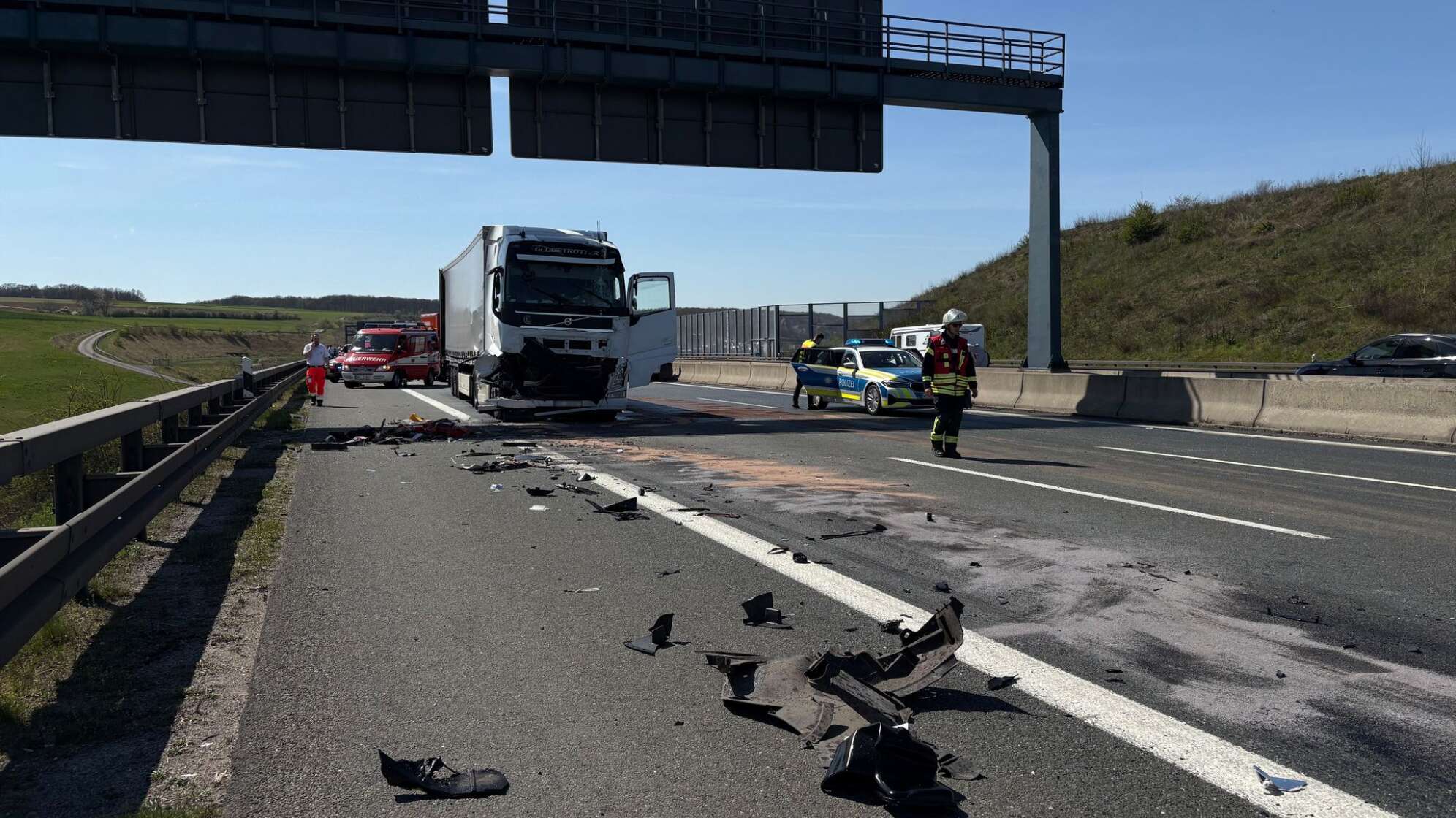 Vollsperrung auf A3 nach Unfall mit Lastwagen