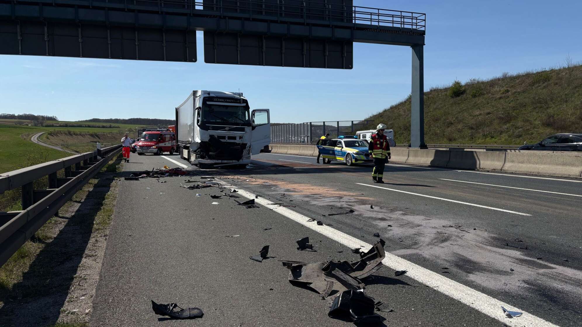 Vollsperrung auf A3 nach Unfall mit Lastwagen