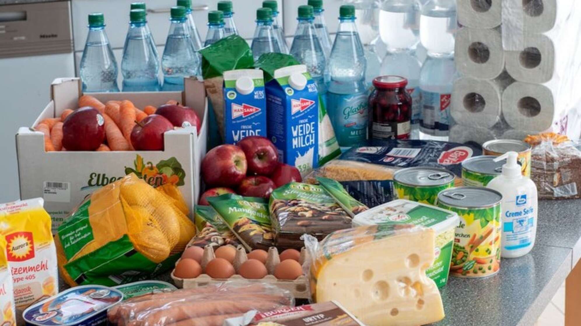 Lebensmittel auf der Küchentheke