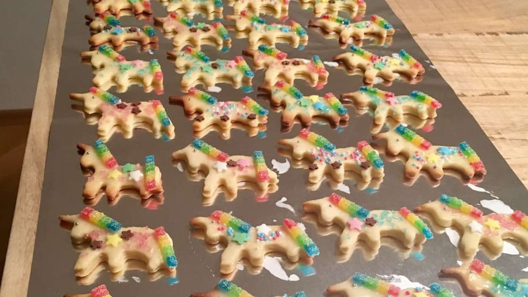 Einhorn Plätzchen auf dem Tisch