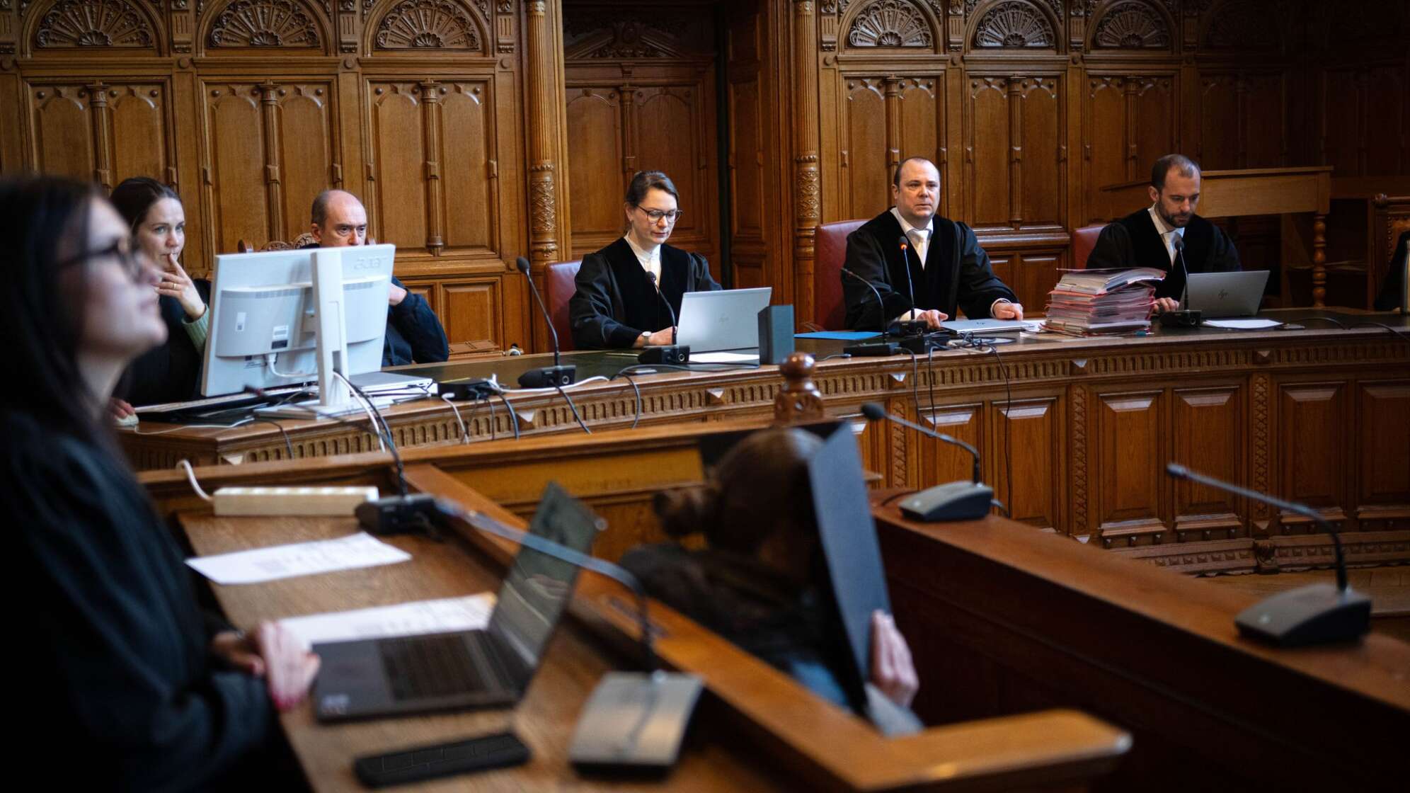 Prozess um Mordversuch mit Armbrust und Hammer auf Friedhof