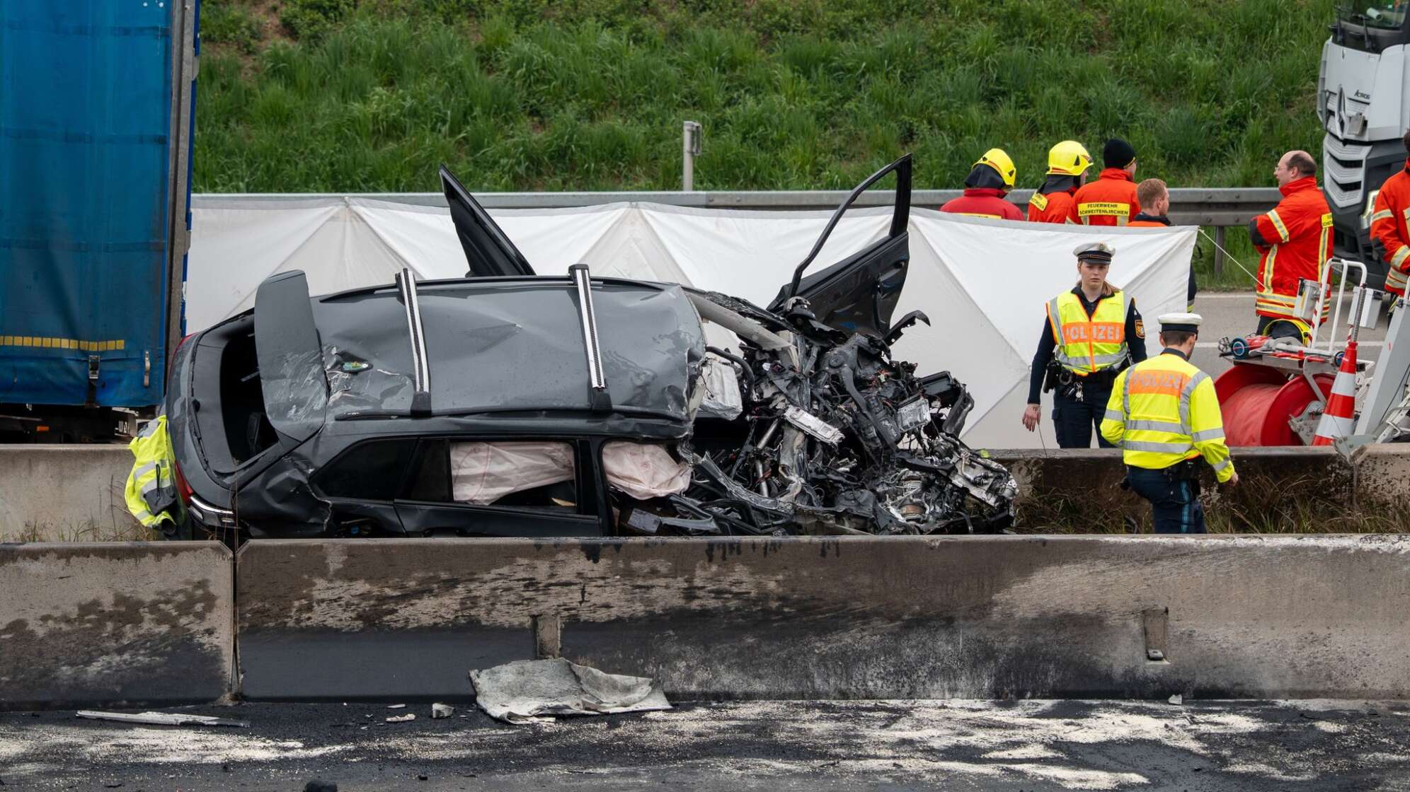 Lastwagen prallt auf A9 gegen Wagen - Autofahrer stirbt