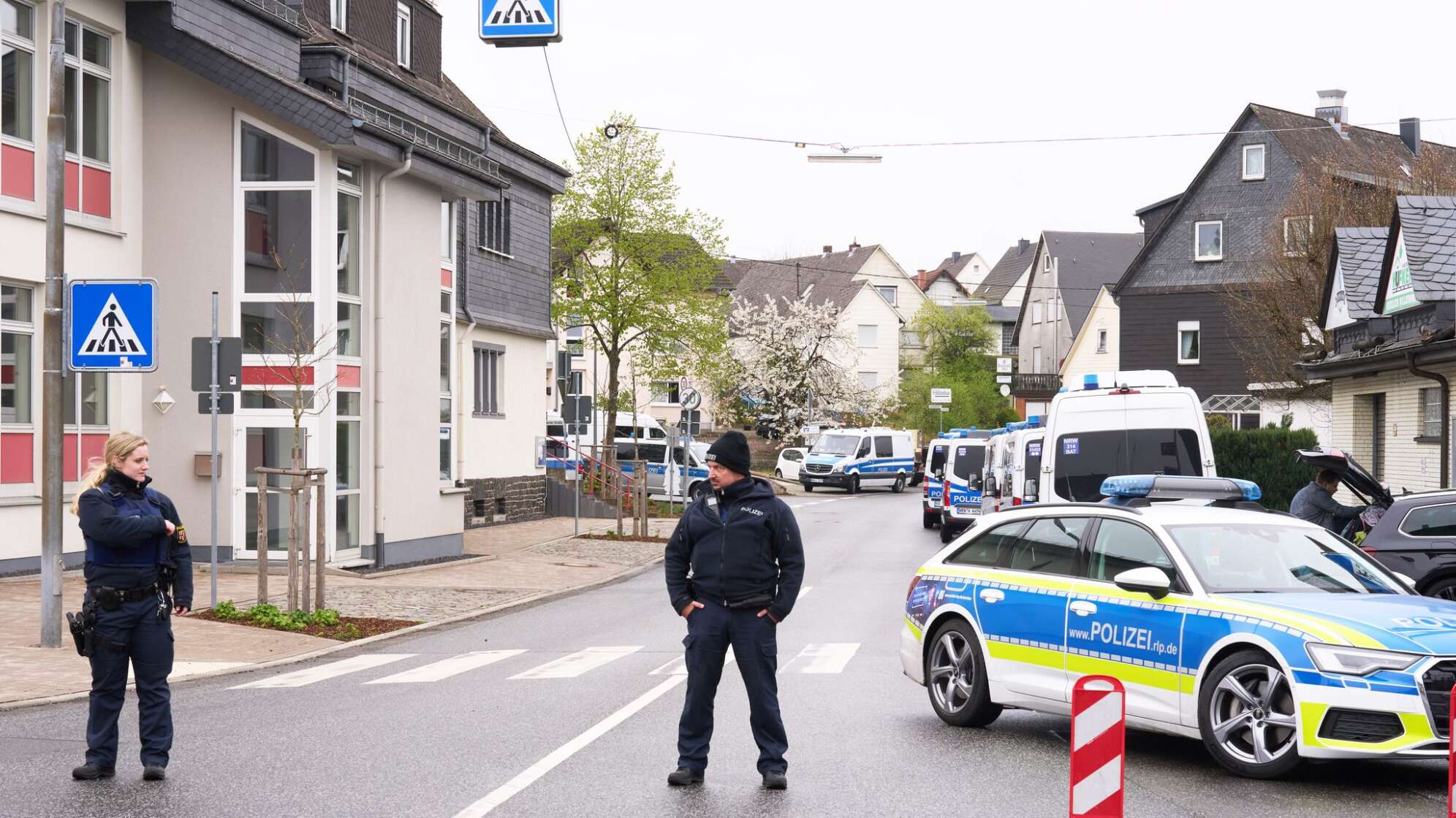 Nach Gewalttat im Westerwald: Täter weiter flüchtig