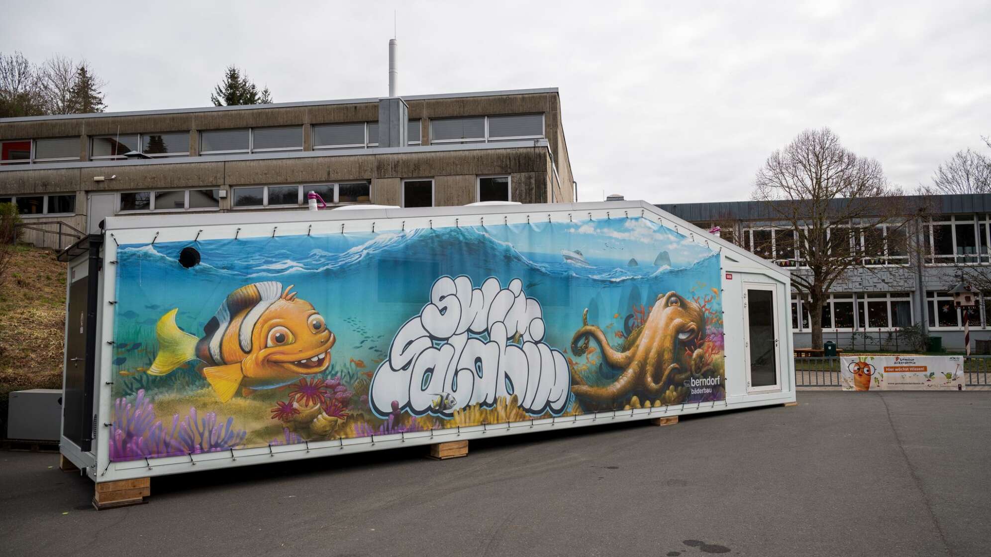 Schwimmcontainer statt Schwimmbad für Grundschule