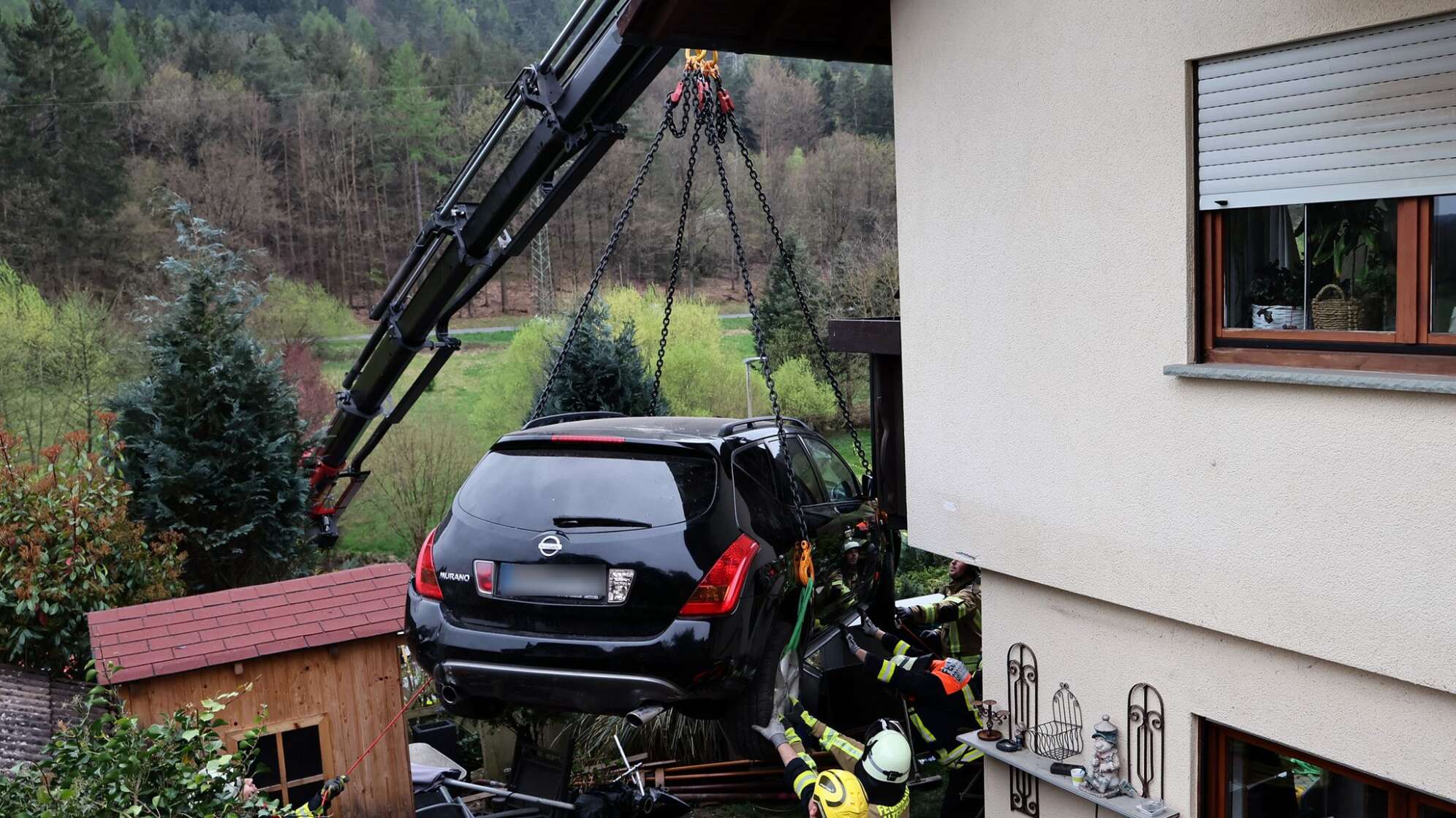 Seniorin erfasst spielende Kinder mit Auto