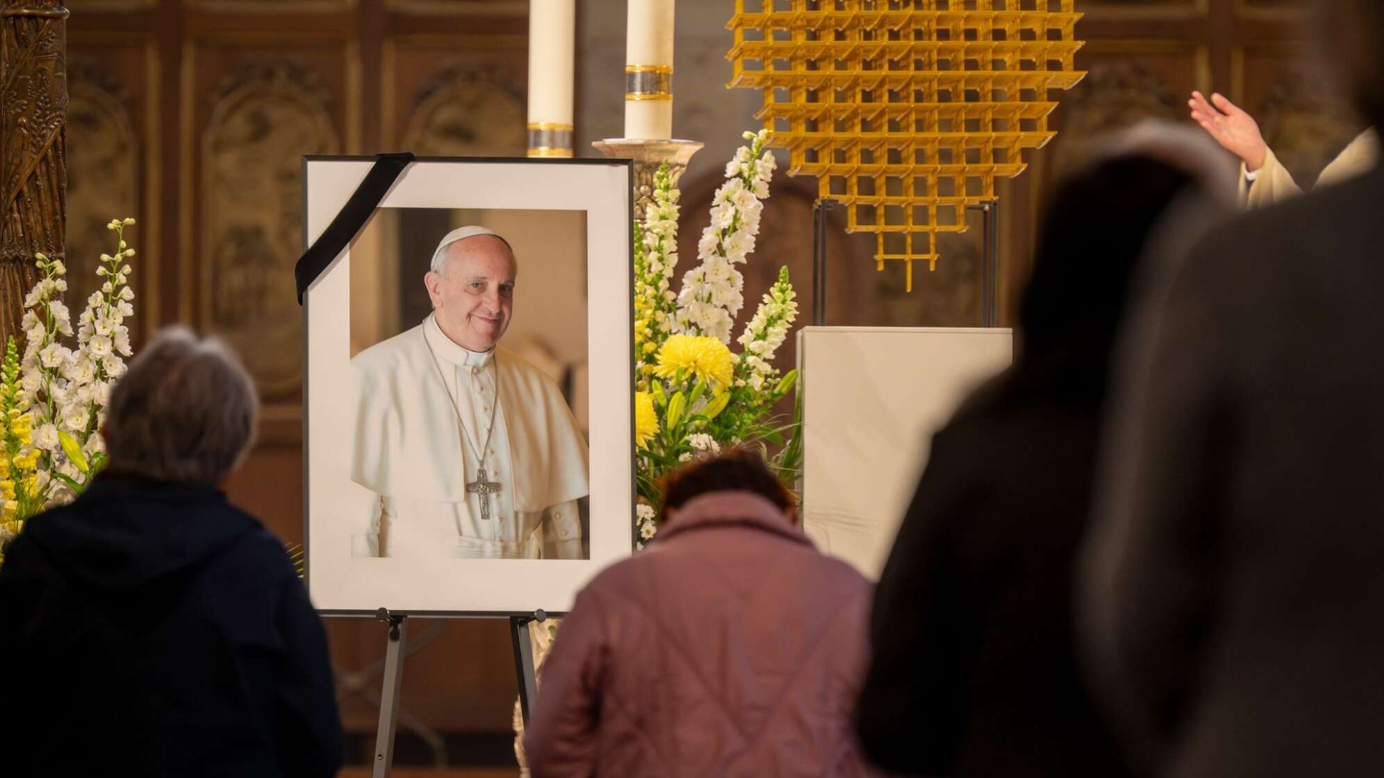 Bayern trauert: Online-Kondolenzbücher und Kerzenaktionen für Papst Franziskus