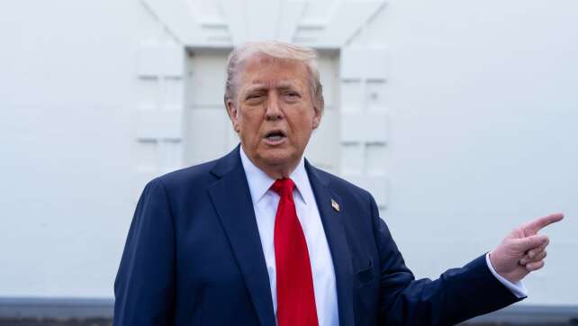 Trump unterzeichnet Dekrete im Kampf gegen «woke» Unis